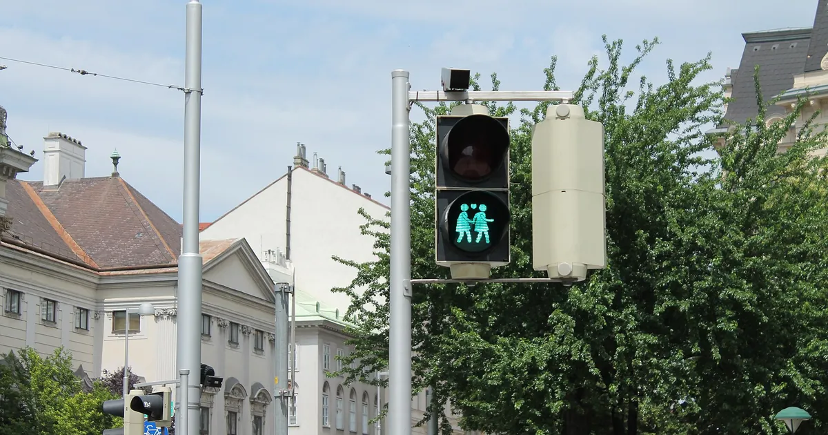 Semáforo de pedestres aberto, com luz verde, em uma rua
