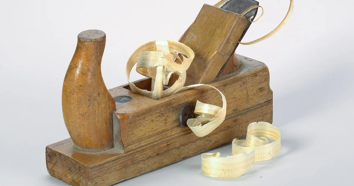 Rabot de menuisier en bois et ses copeaux