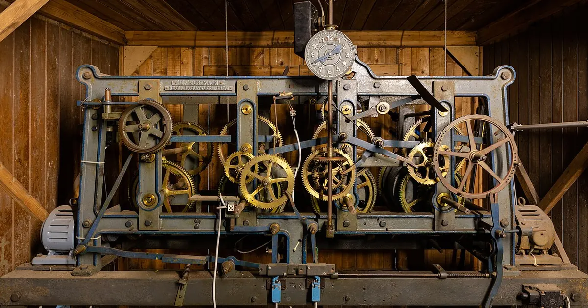 Mécanisme d'horloge ancien aux engrenages apparents