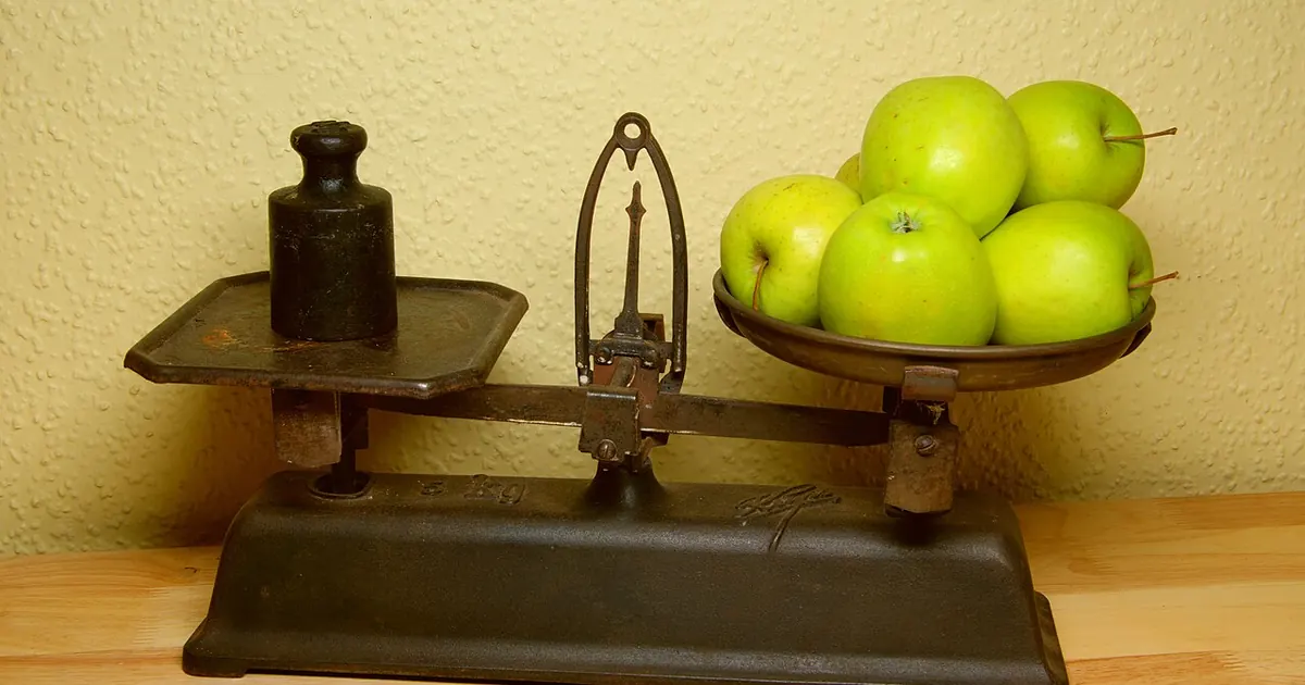 Balance de cuisine ancienne avec des pommes vertes