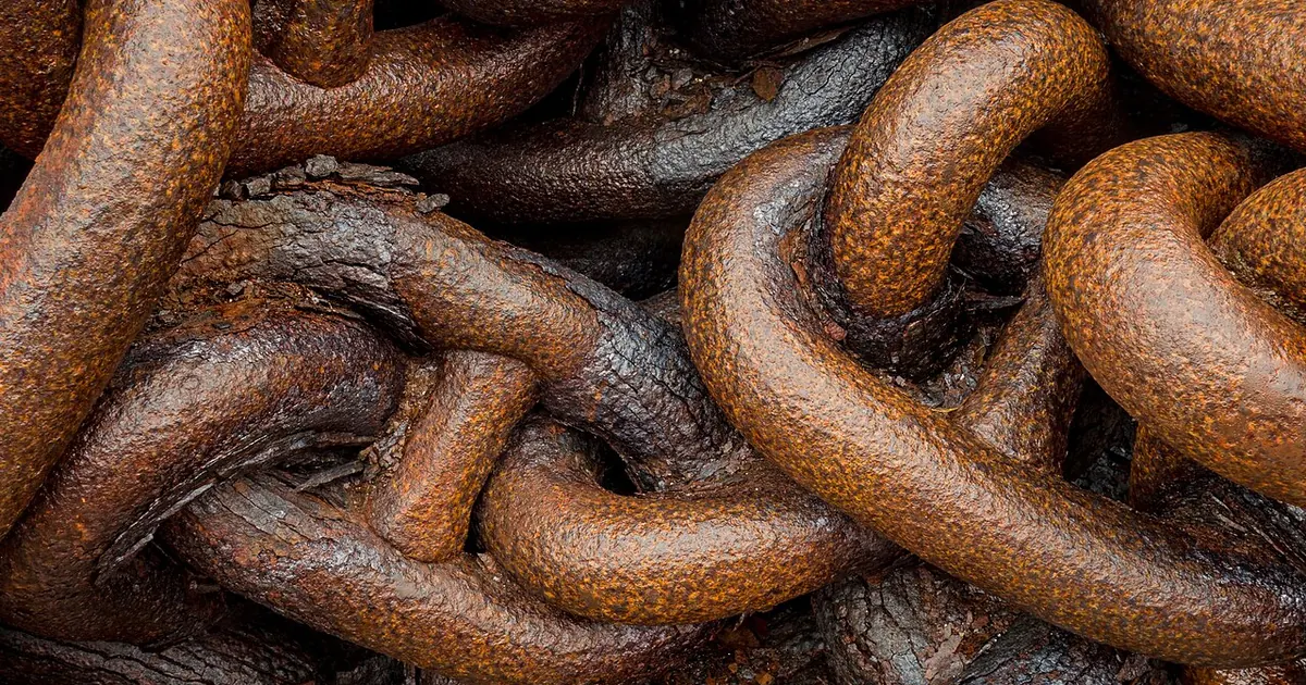 Gros maillons de chaîne rouillée