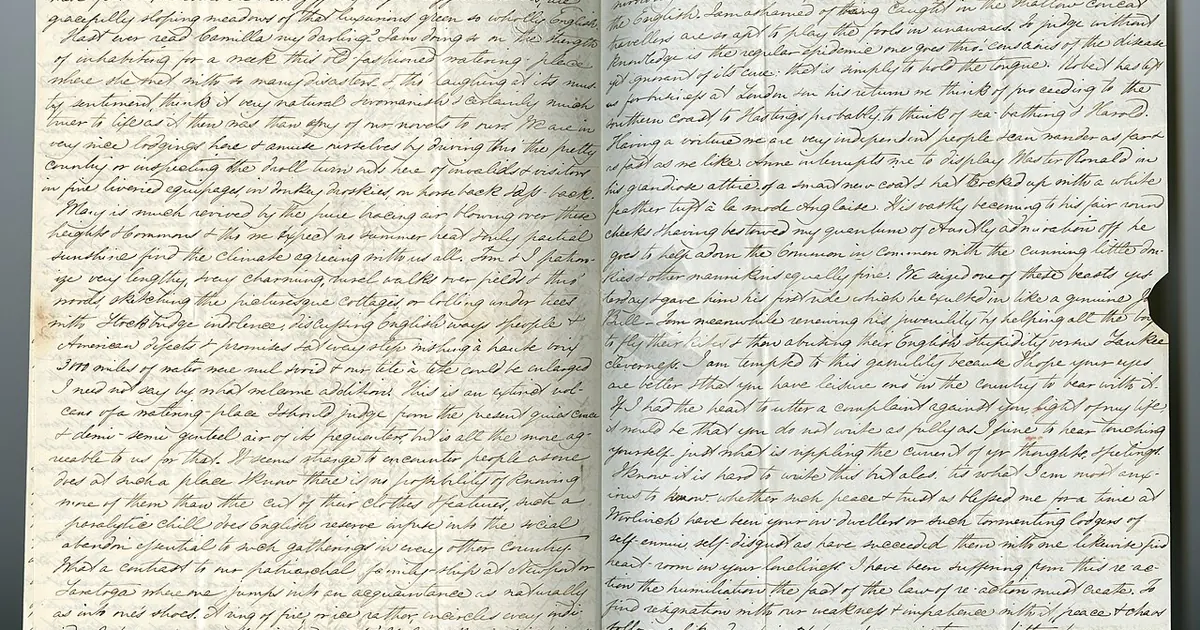 Manuscrito antiguo abierto, cubierto de escritura