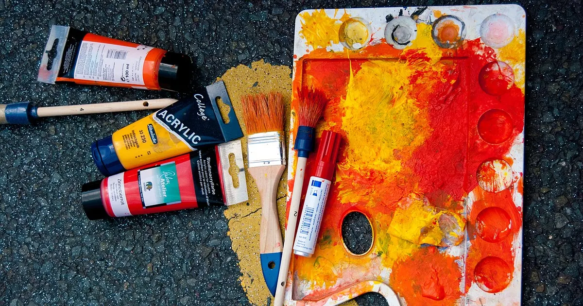 Tavolozza da pittore e tubetti di colore