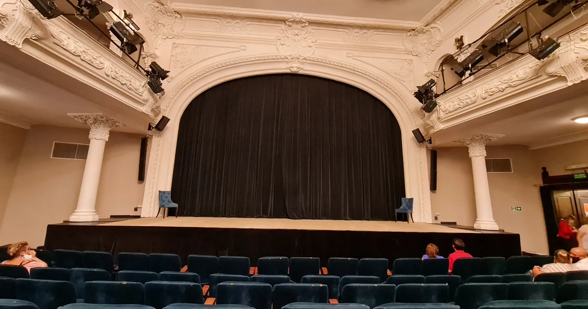 Scène de théâtre vue depuis les fauteuils