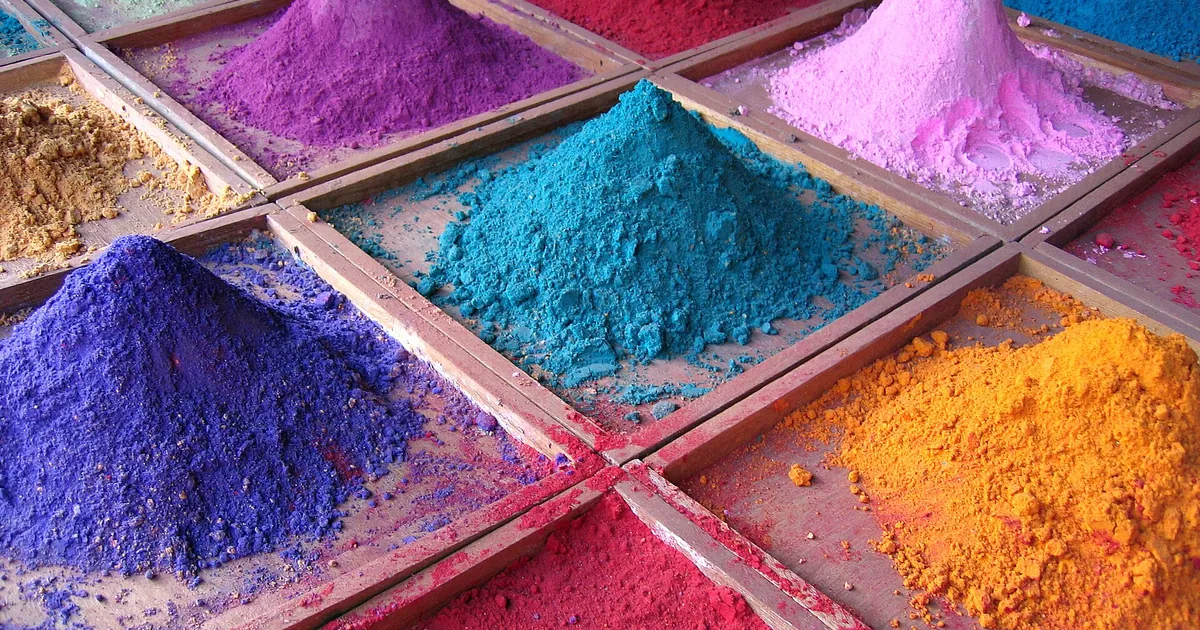 Tas de pigments colorés sur un étal