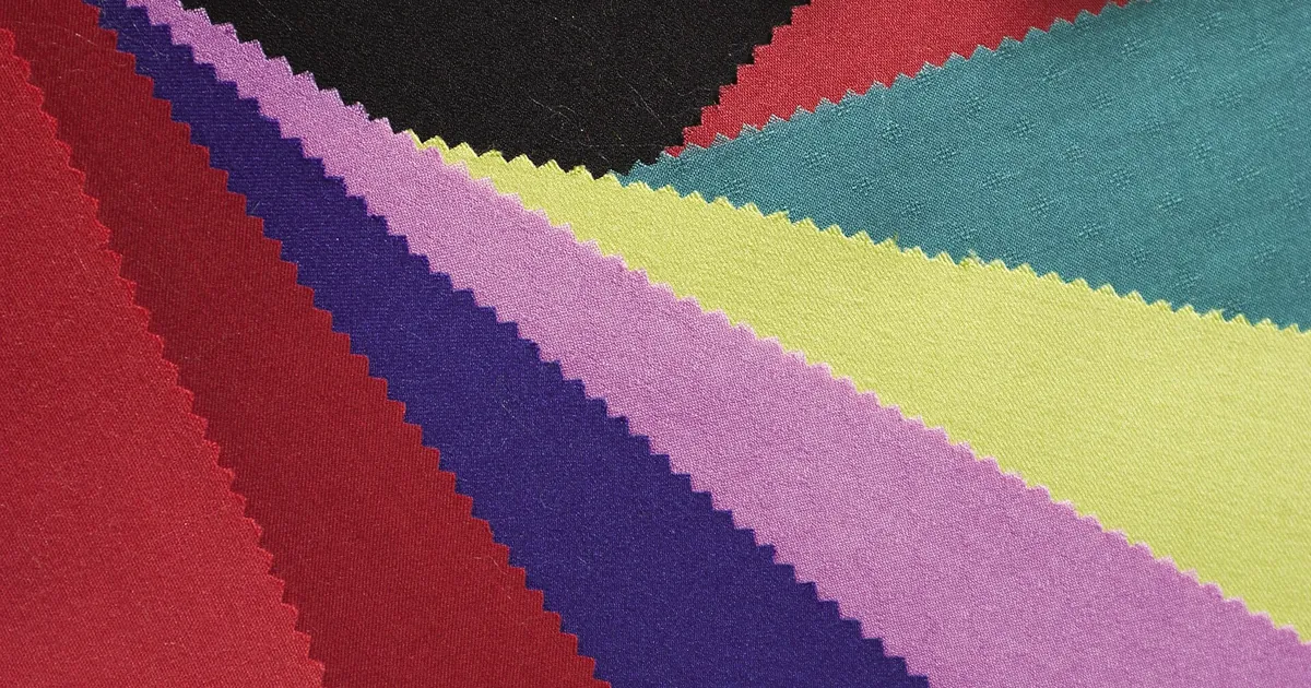 Échantillons de tissu colorés disposés en éventail