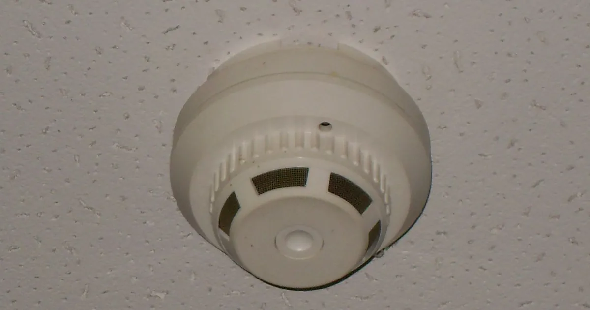 Détecteur de fumée fixé au plafond