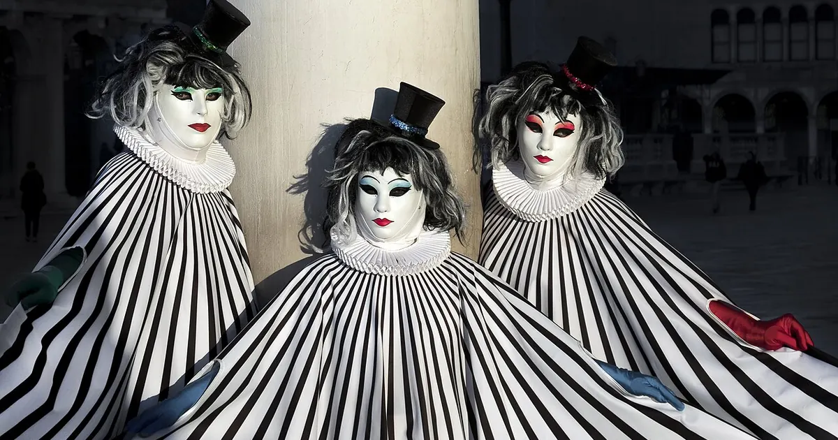 Trois personnages masqués et costumés du carnaval de Venise