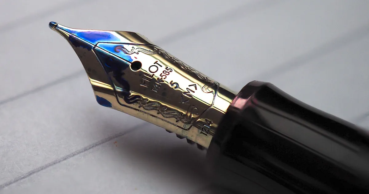 Plume de stylo posée sur une feuille