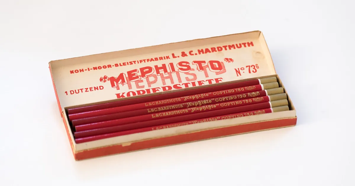Boîte de crayons rouges