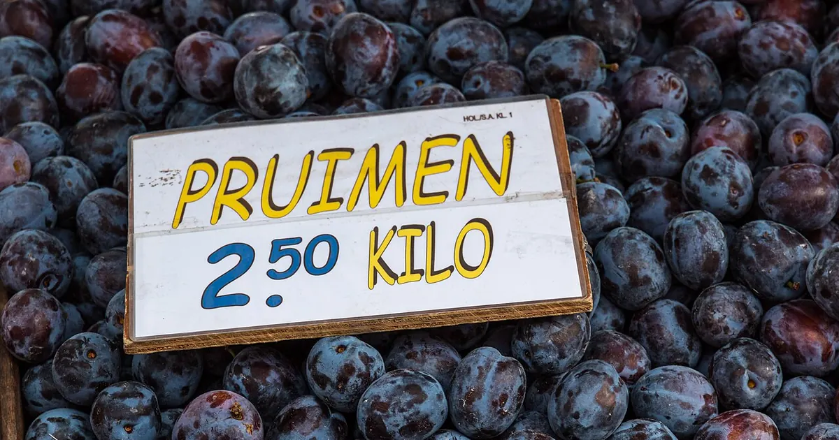 Prunes au marché avec une étiquette de prix