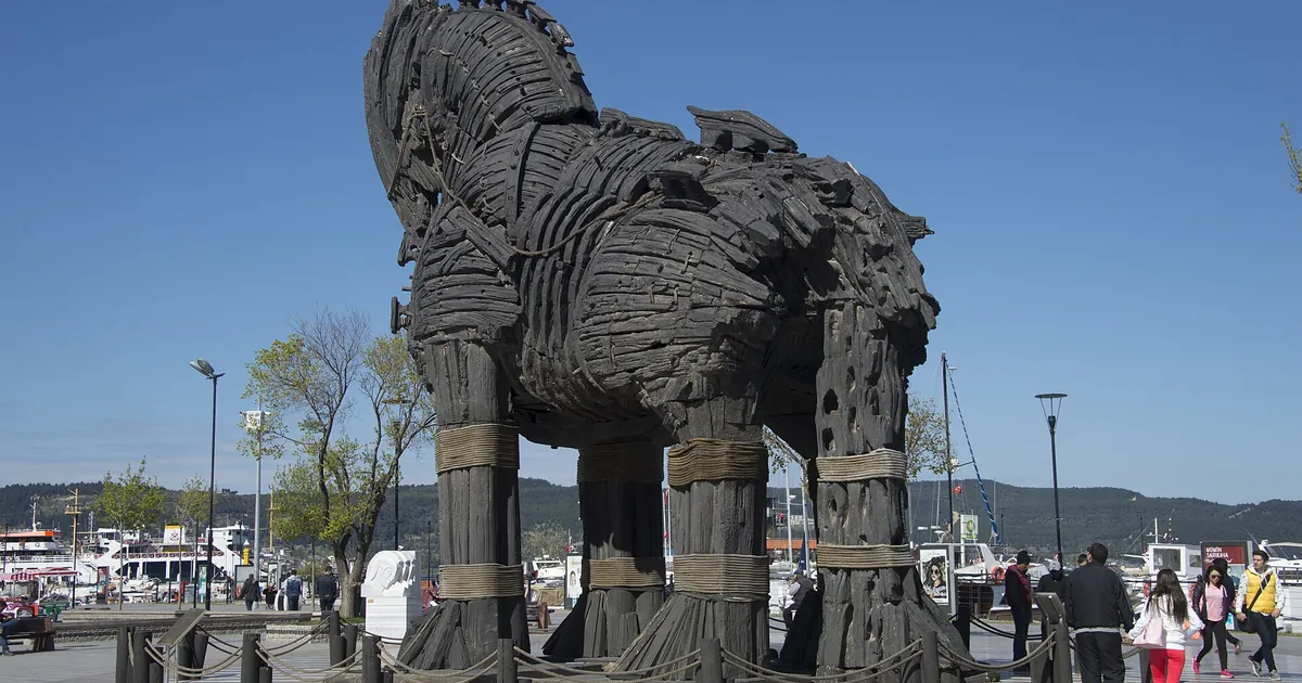 Réplica do cavalo de Troia em um cais