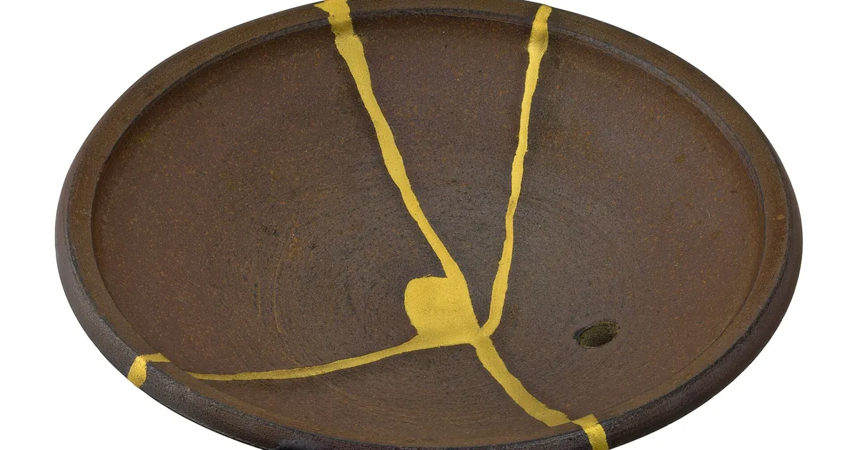 Piatto in ceramica riparato con l'oro secondo la tecnica del kintsugi