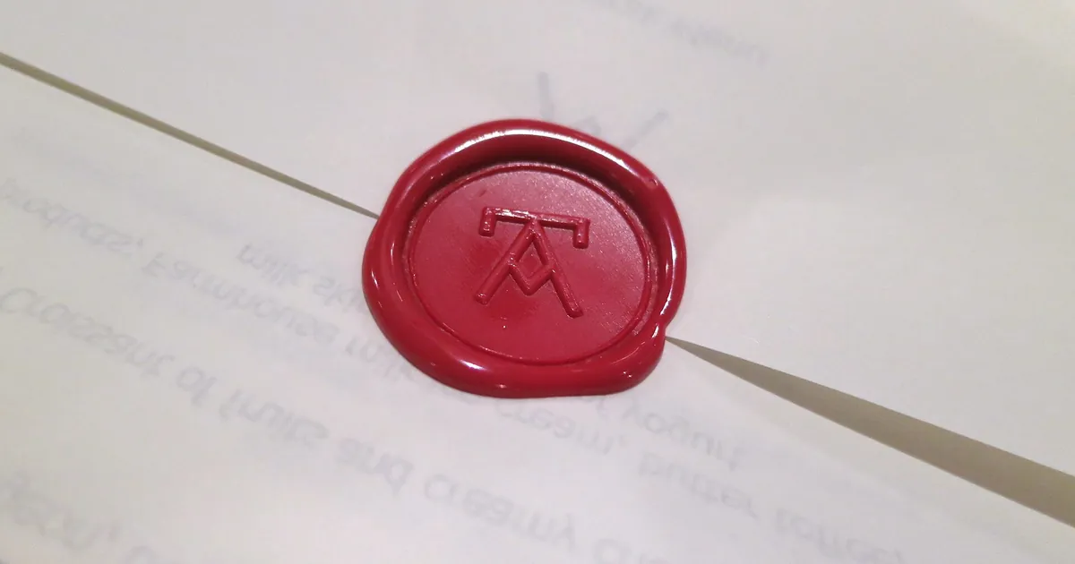 Sceau de cire rouge sur une enveloppe