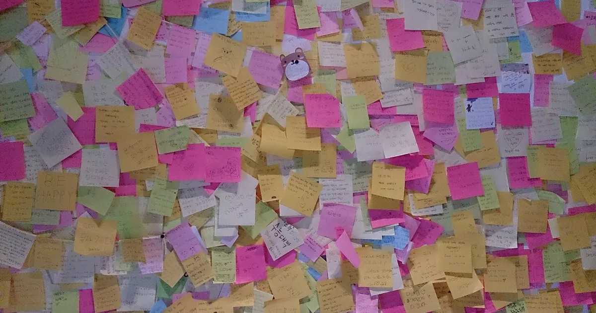 Mur couvert de notes autocollantes colorées