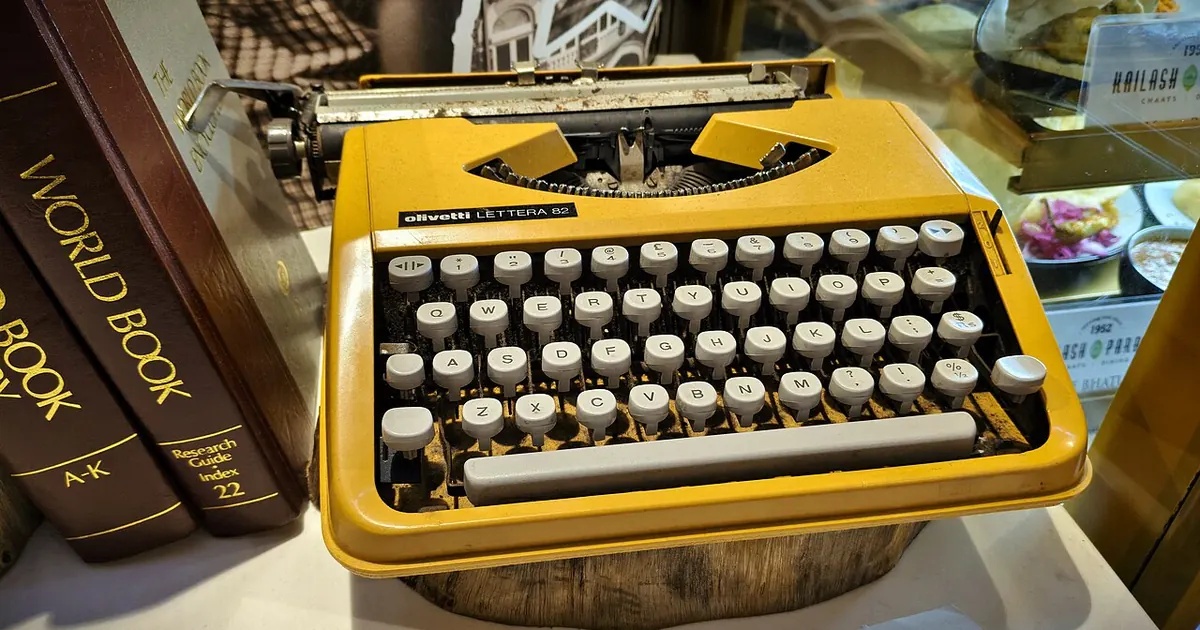 Machine à écrire jaune