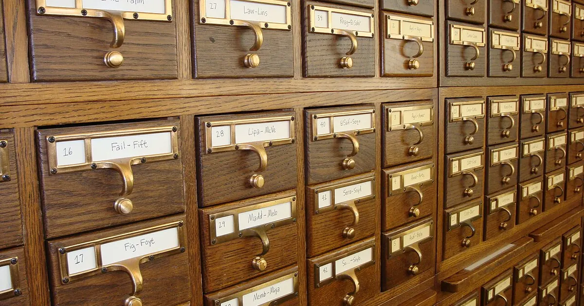 Tiroirs de fichier de bibliothèque en bois