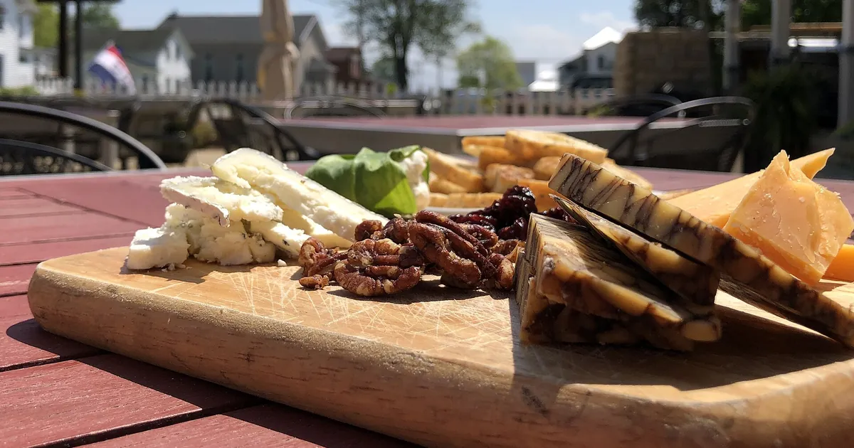 Käseplatte auf einem Terrassentisch