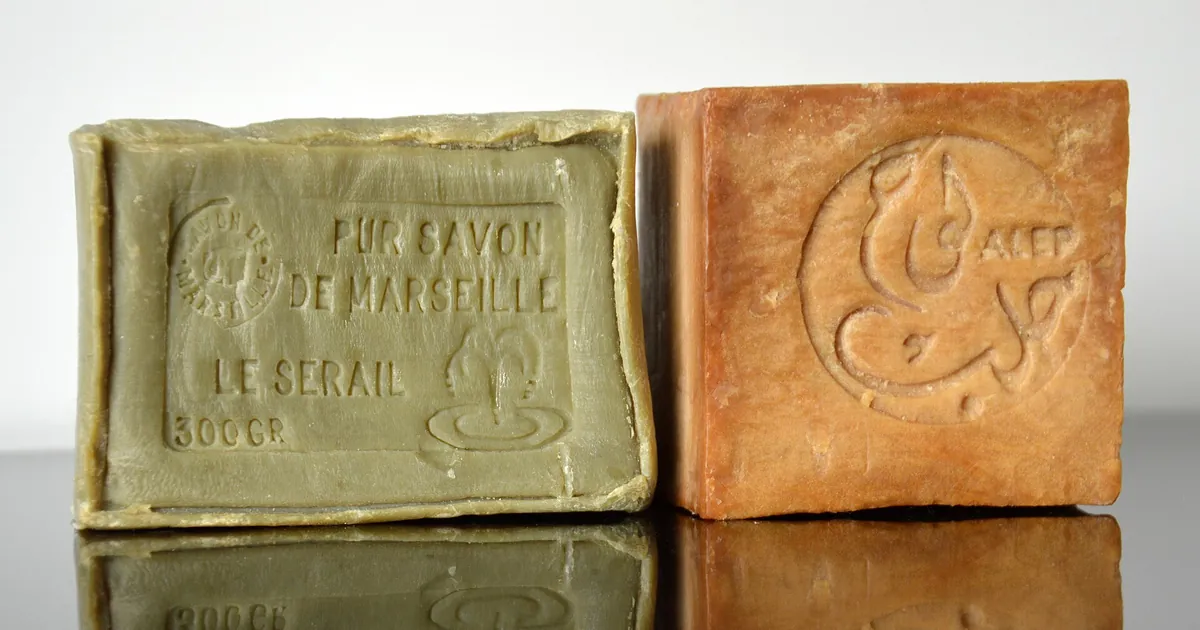 Dos pastillas de jabón de Marsella
