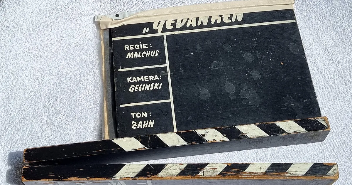 Clap de cinéma ancien posé sur une table