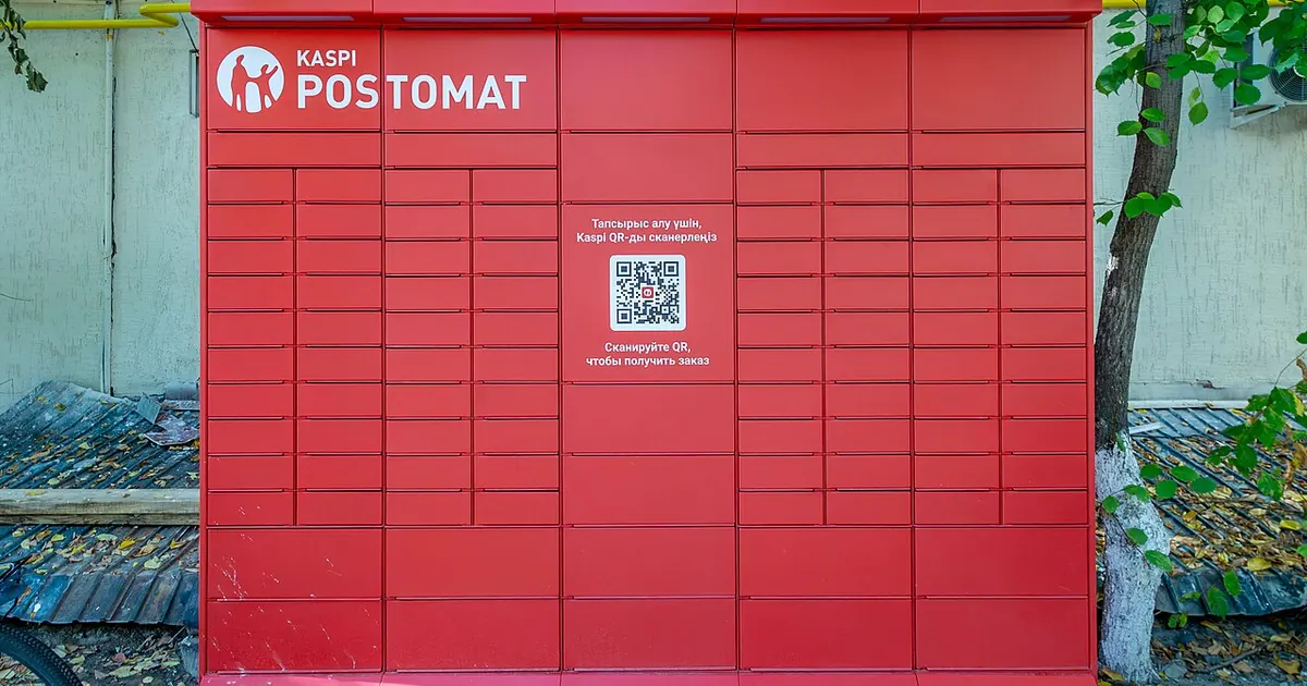 Consigne à colis rouge dans une rue