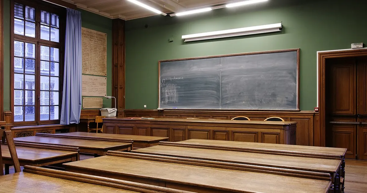 Salle de classe ancienne avec tableau noir