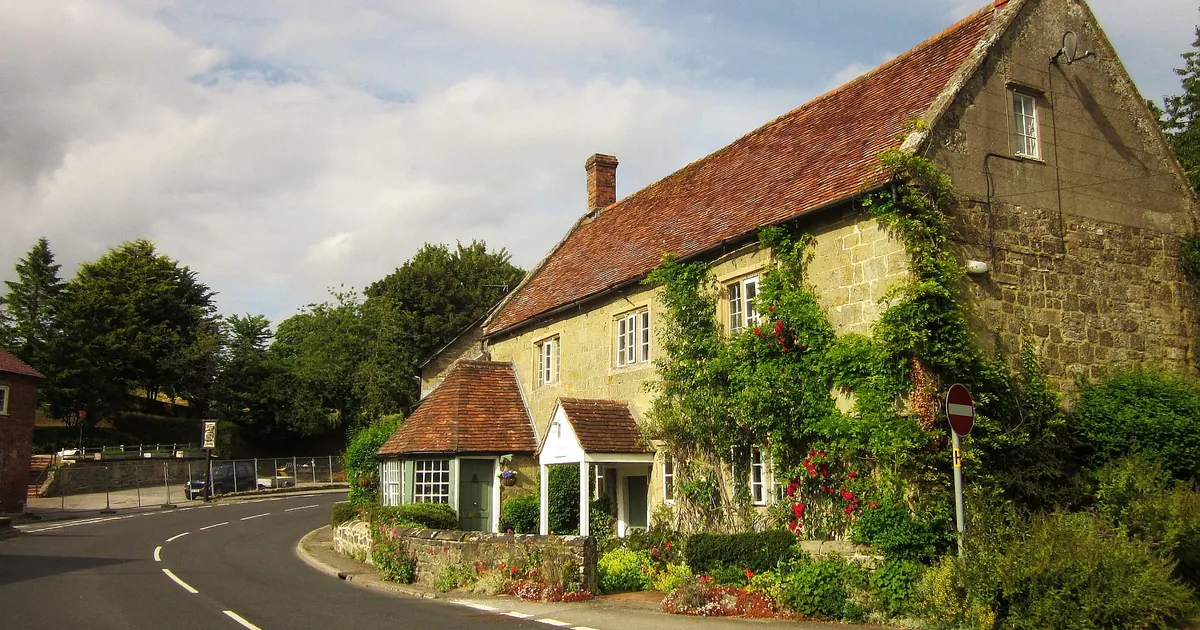 Maison de campagne en pierre au bord d'une route