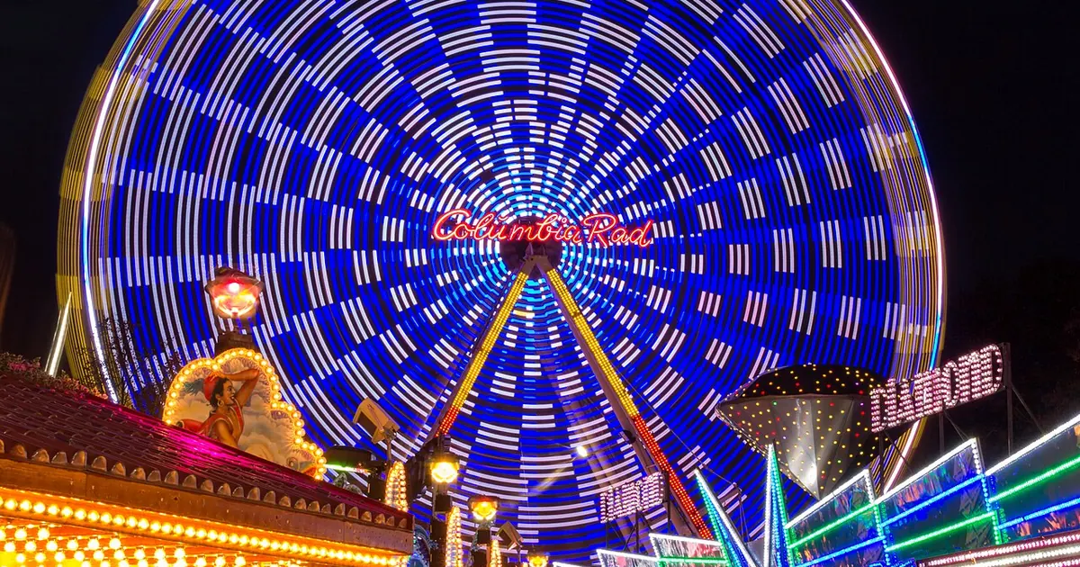 Grande roue illuminée de nuit