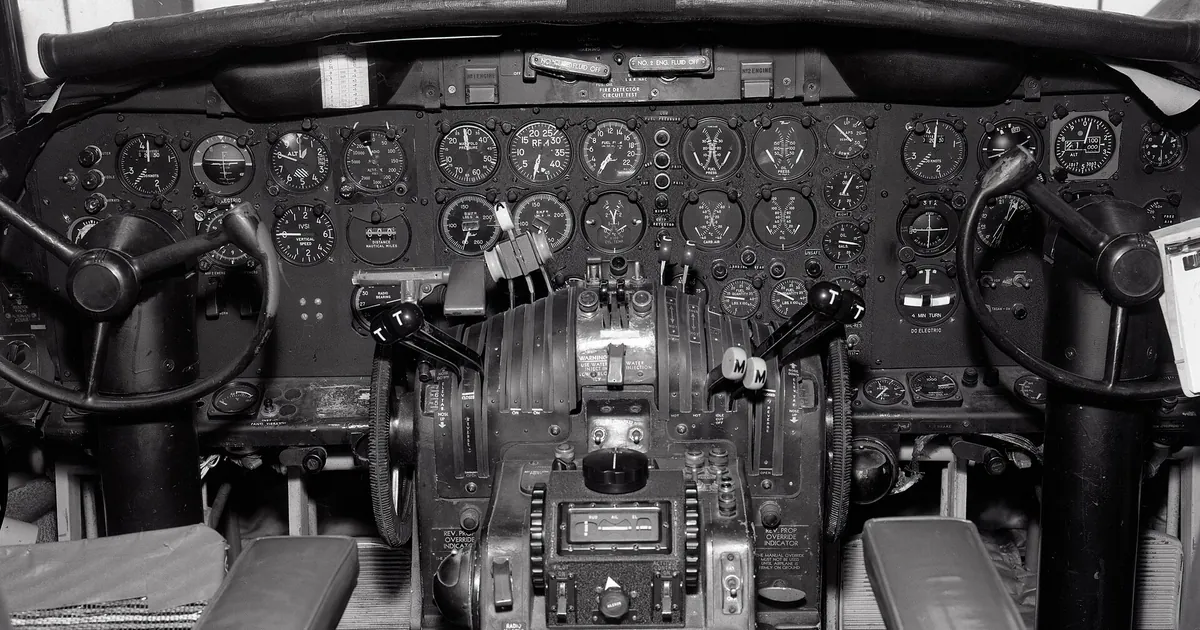 Poste de pilotage d'un avion ancien