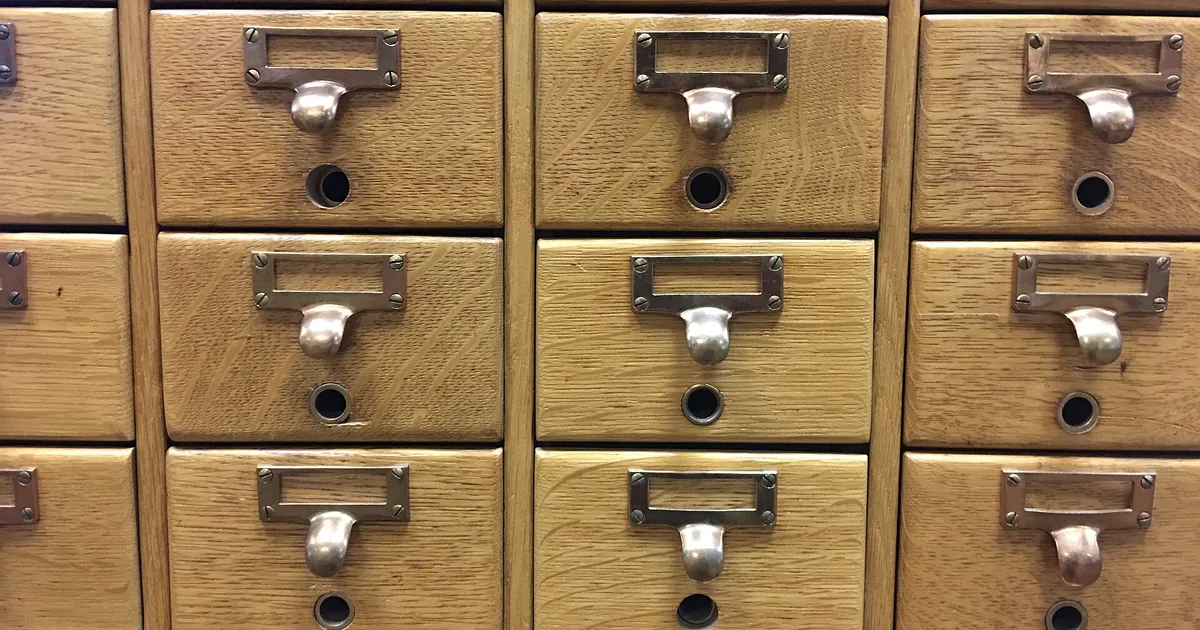 Cassetti di legno di uno schedario di biblioteca