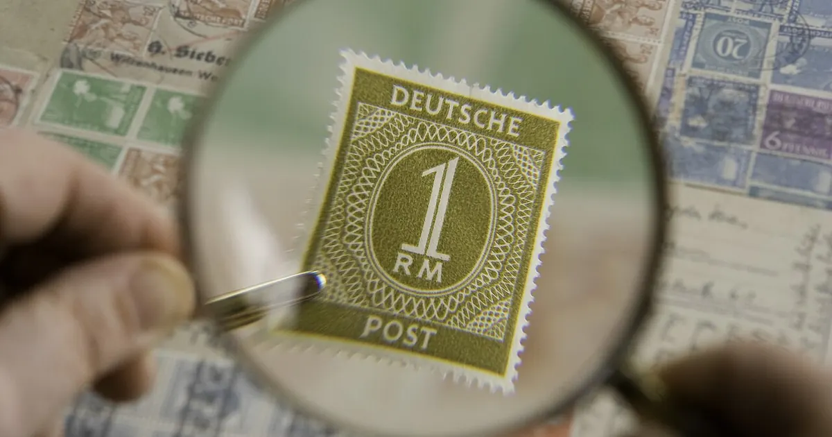 Timbre ancien observé à la loupe