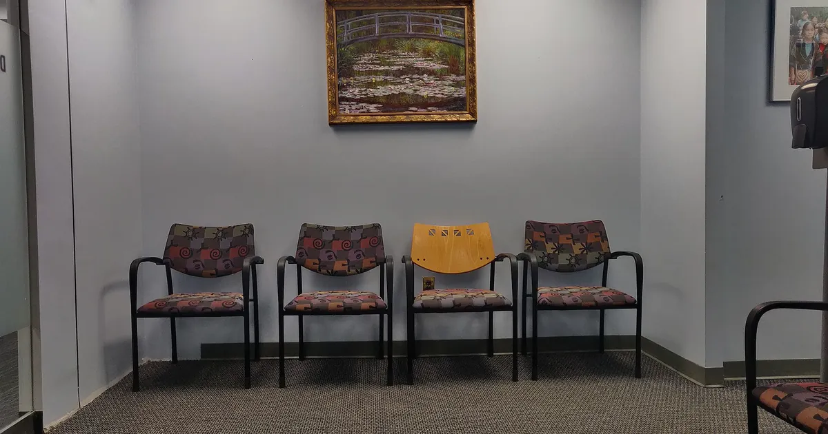 Chaises alignées dans une salle d'attente