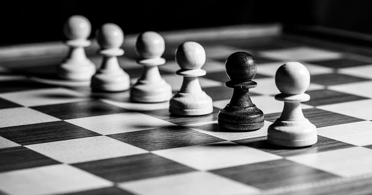 Pièces d'échecs en noir et blanc sur un échiquier