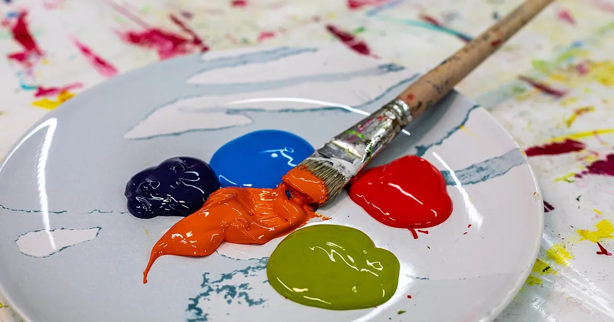 Assiette de peinture et pinceau