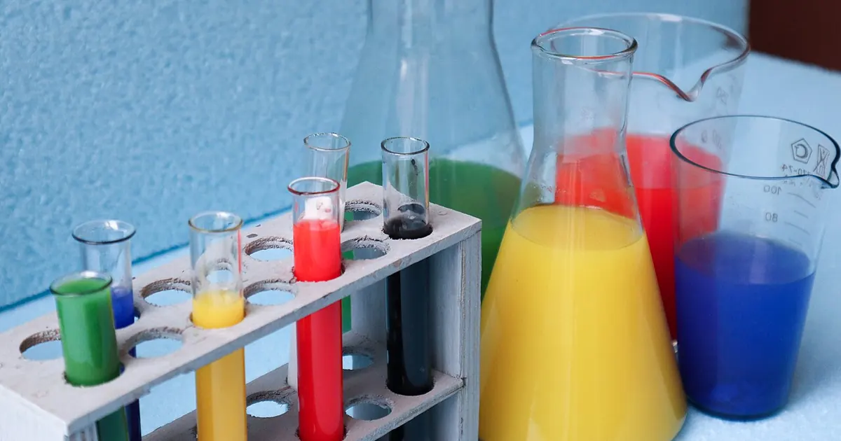 Béchers et tubes à essai remplis de liquides colorés