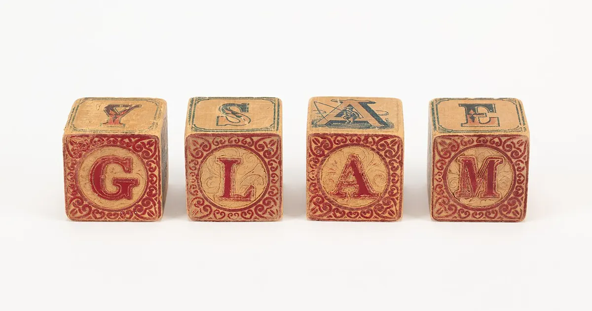 Cubes de bois portant des lettres