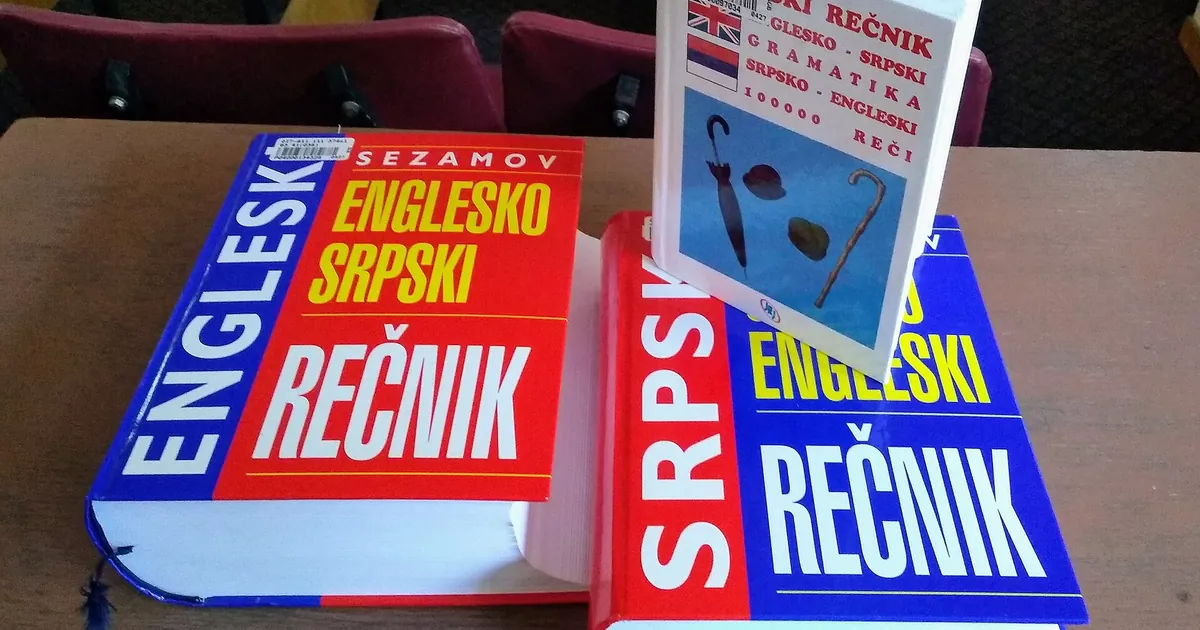 Dictionnaires anglais-serbe empilés
