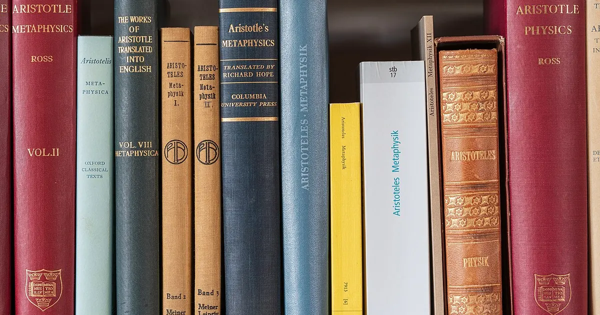 Rangée de gros livres reliés