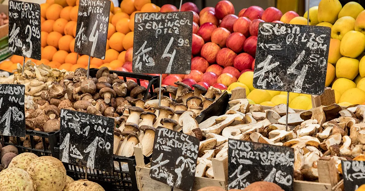 Étal de marché garni de fruits et de champignons