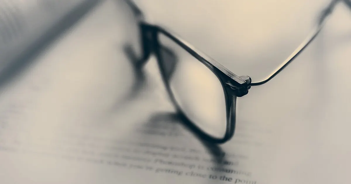 Lunettes posées sur une page de texte